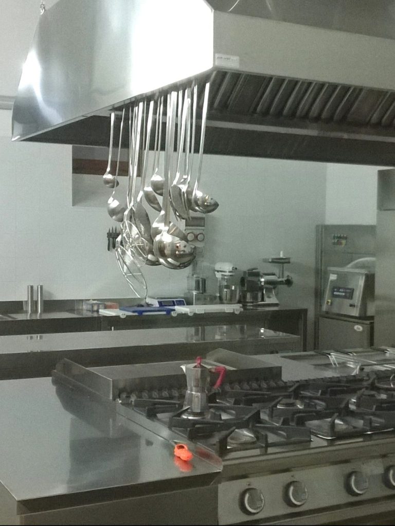 cucina_professionale_con_accessori_quadrilatero_noto
